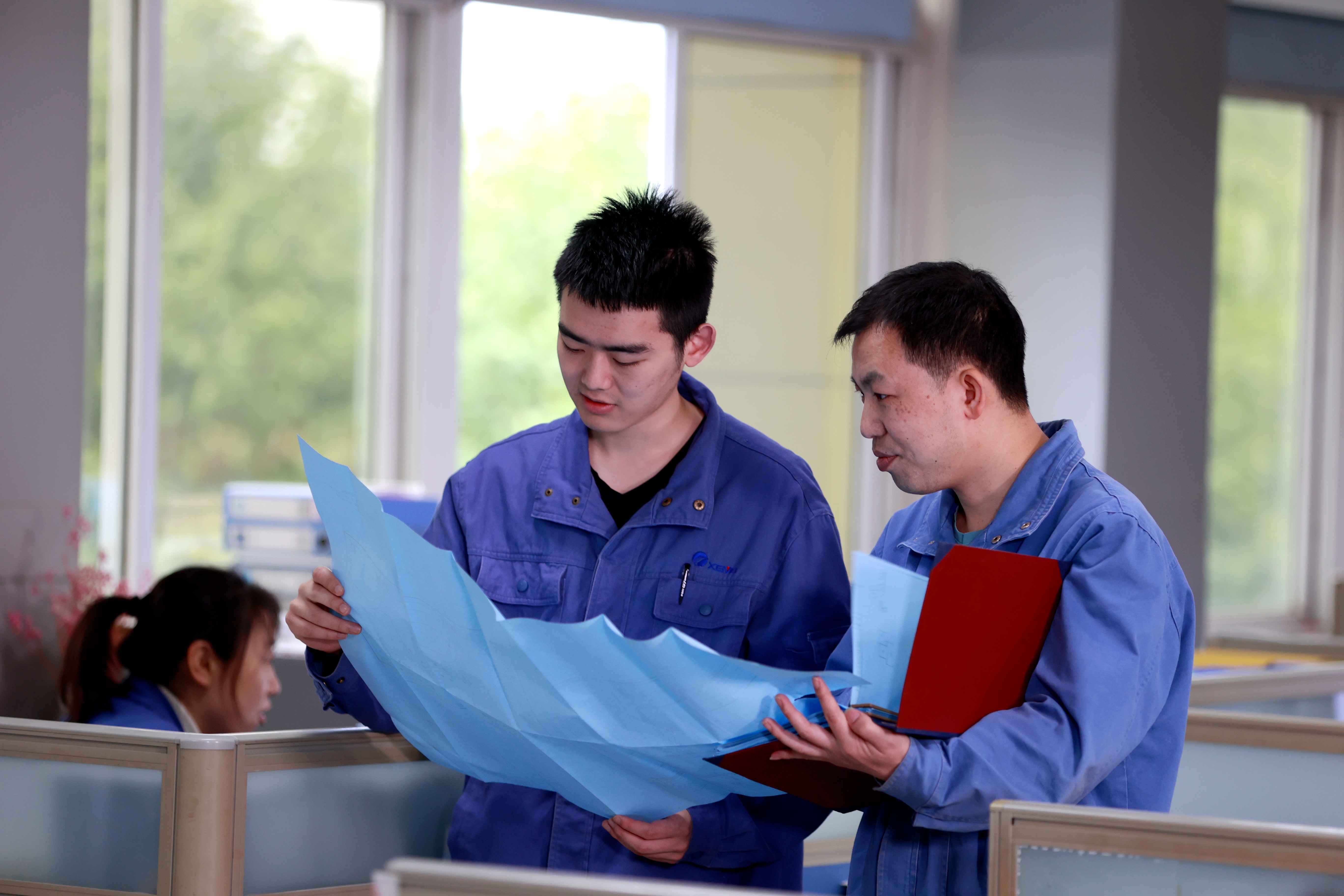 湘電研究院技術(shù)人員討論.jpg